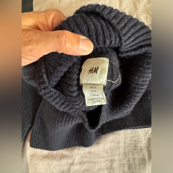 🟢EUC H&M NAVY knit sweater. Could use some fuzz removal.🟢 - Picture 4 of 6